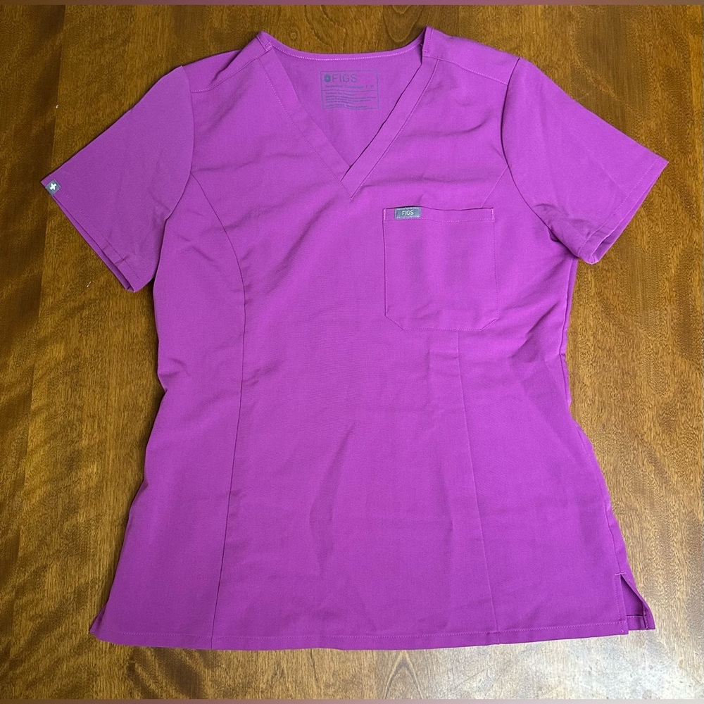 FIGS Catarina Scrub Top in Magenta Size Medium